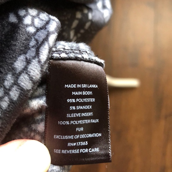 Beautiful velvet feel top with detailed sleeves - Picture 7 of 8